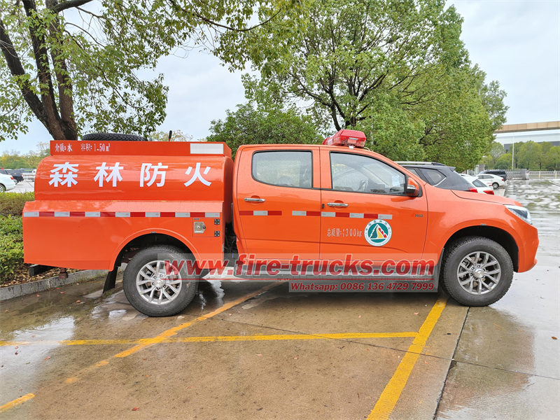 ISUZU 4×4 pickup fire tanker