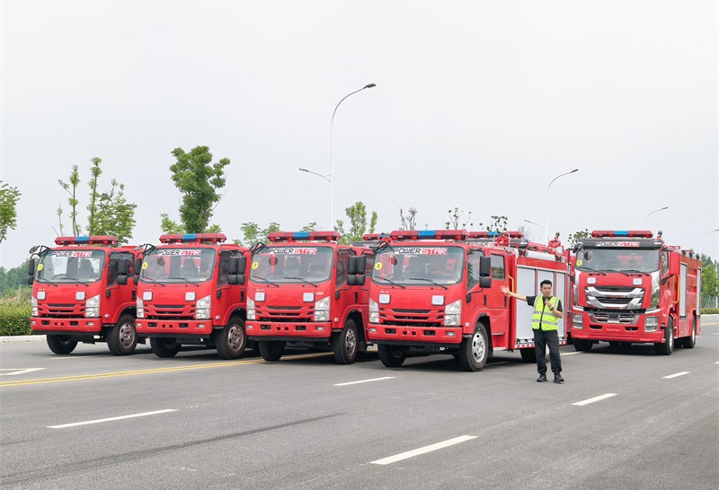 De eerste partij van 4 ISUZU NPR-schuimbrandweerwagens staat klaar om de brandweer van Lagos te dienen
